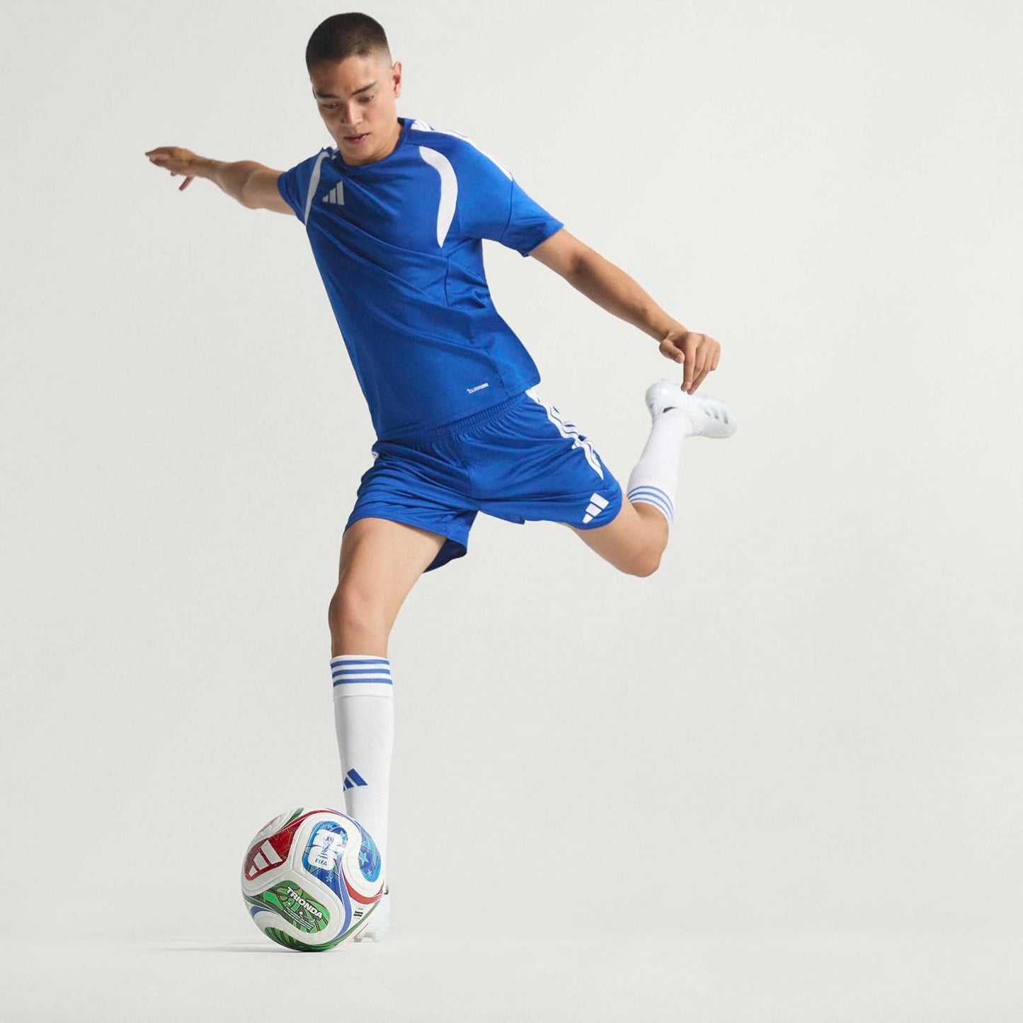 Trionda Pro Match Ball - Balón de fútbol oficial de la Copa Mundial de la FIFA 26 con superficie térmica sin costuras y diseño texturizado
